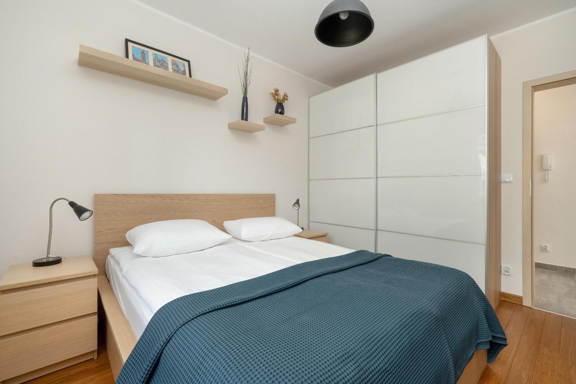 One Bedroom Apartment Nadodrze With Free Garage Wroclaw By Noclegi Renters Bagian luar foto